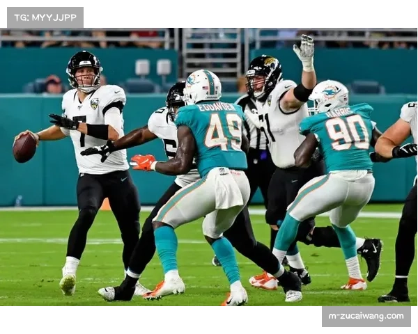 特写：NFL选秀大会现场，被首轮选中的新秀与家人相拥而泣